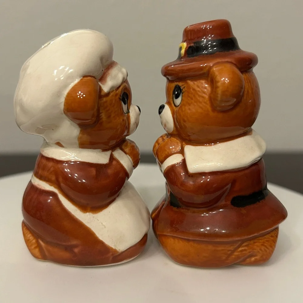 Vintage 80’s Lefton Pilgrim Bears Ceramic Salt and Pepper Shakers - Picture 2 of 9